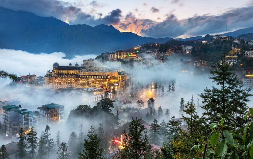 Khung cảnh Sapa với núi đồi và sương mù đặc trưng