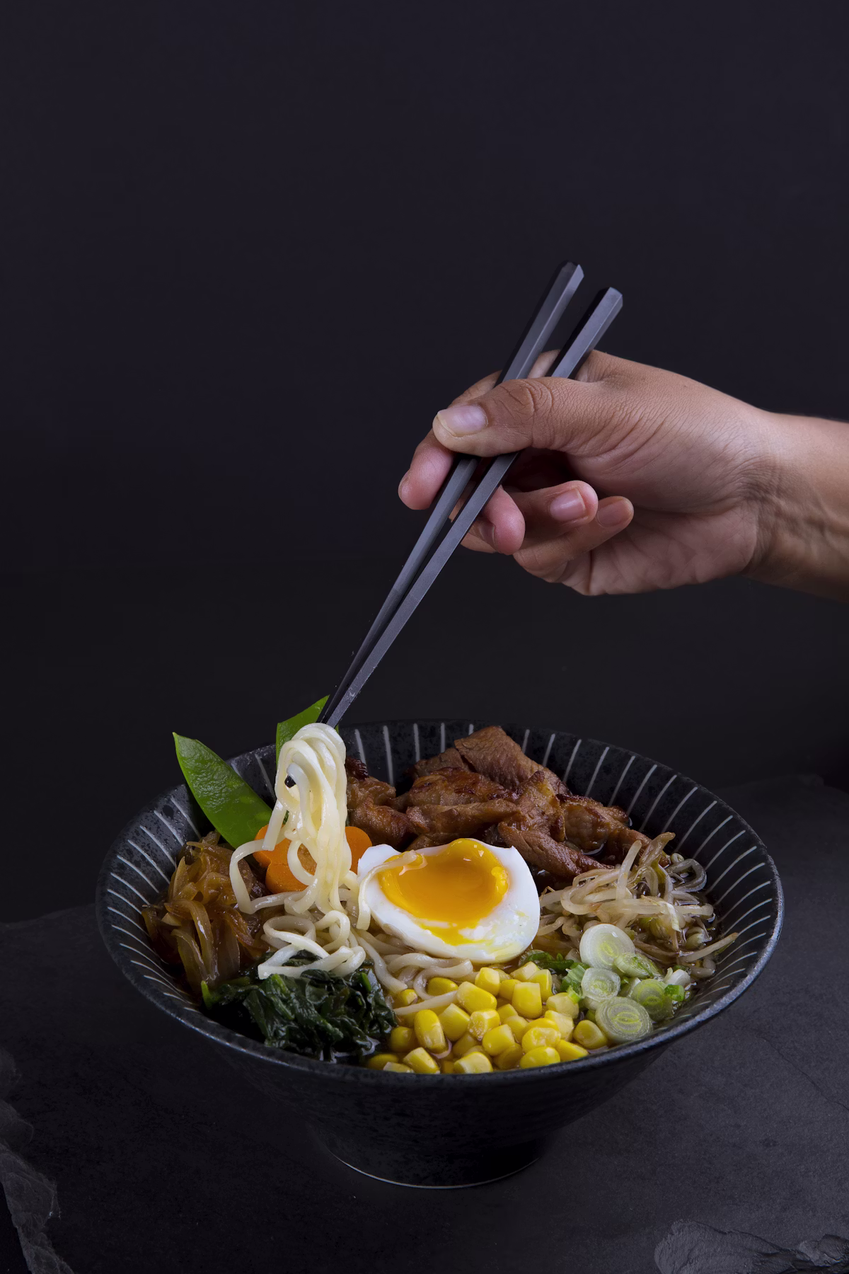 Tô bún bò Huế hoàn chỉnh với thịt bò, giò heo và rau sống