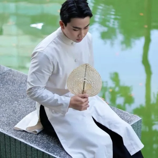 Áo dài nam cách tân phối quần âu theo tinh thần truyền thống hiện đại