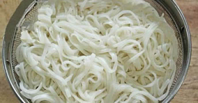 Bánh phở trắng mềm sẵn sàng để trụng