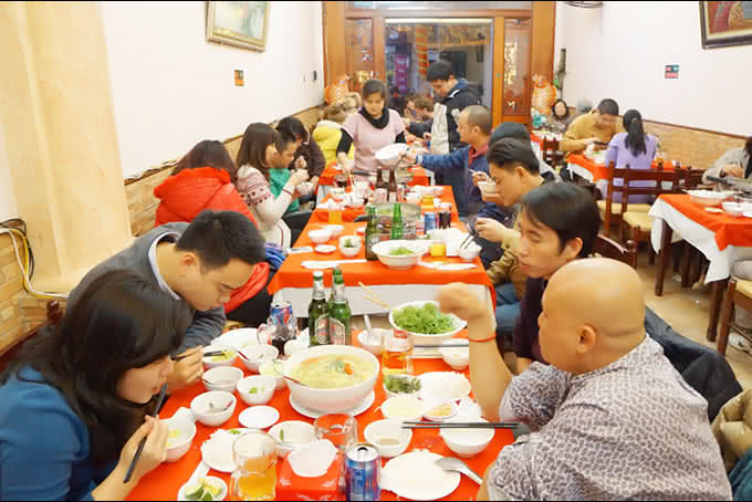Cận cảnh miếng chả cá lăng vàng ươm được tẩm ướp đậm đà chuẩn bị lên chảo