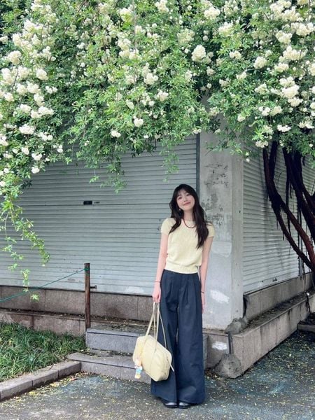 Áo thun basic phối quần jeans ống suông xắn gấu