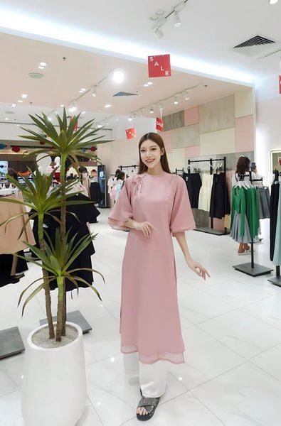 Tóc dài xõa tự nhiên kết hợp băng đô khi mặc áo dài