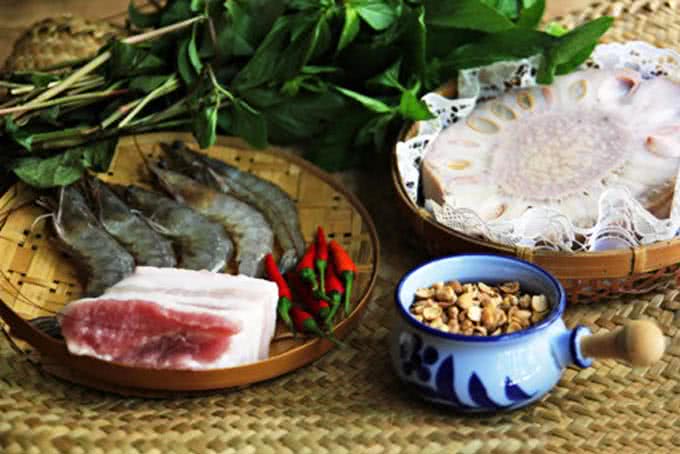 Mít non đã luộc chín, để ráo và xé sợi trước khi trộn nộm