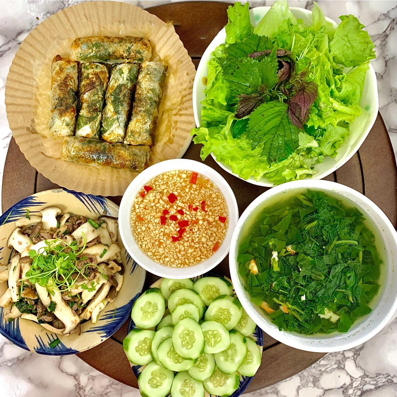 Mâm cơm gia đình 3-4 món đơn giản, ngon và tiết kiệm chi phí