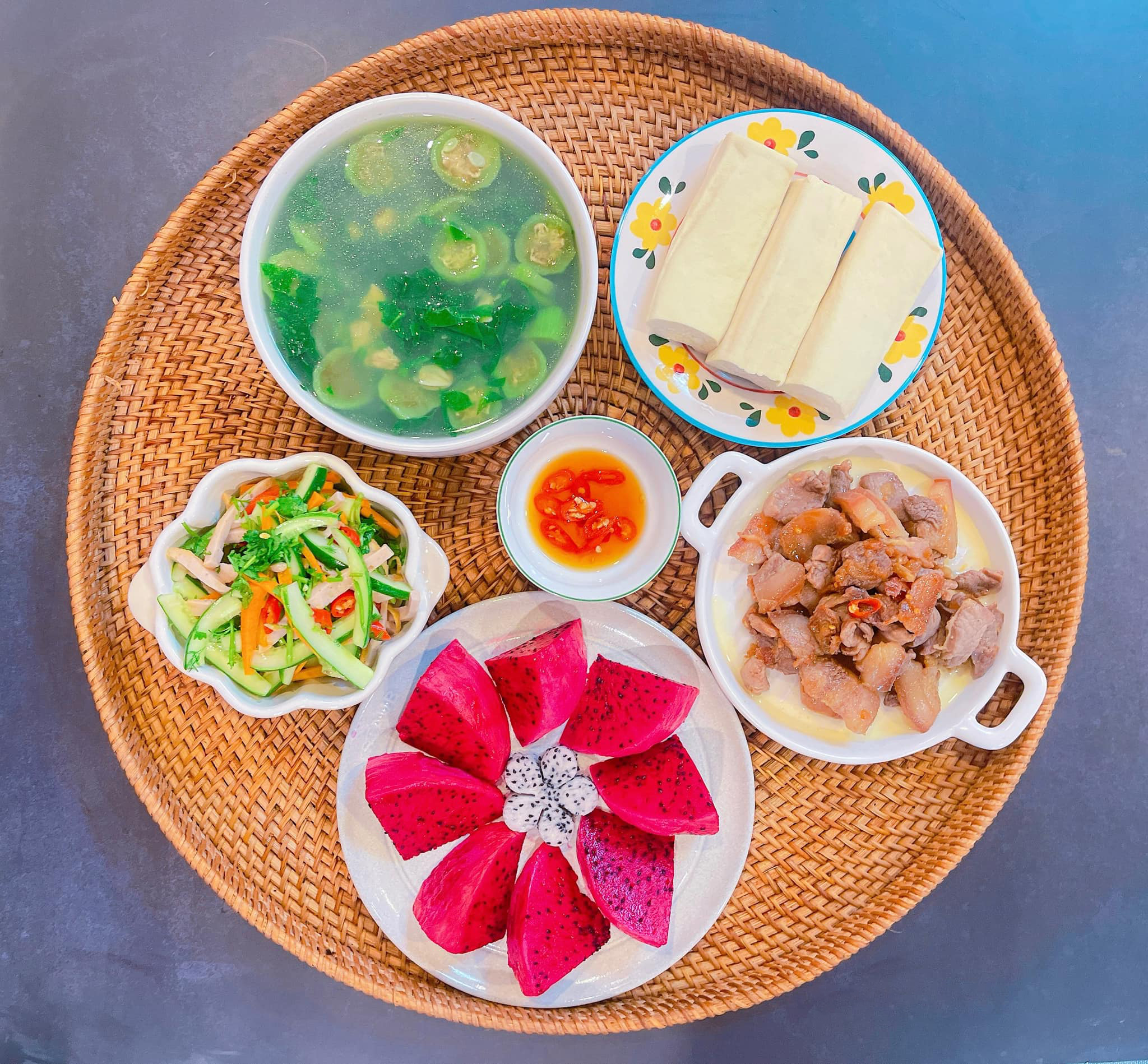 Mâm cơm gia đình ngon với các món theo mùa, tươi ngon và tiết kiệm
