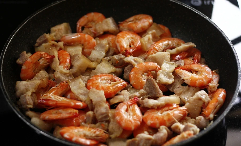 Bột bánh xèo sau khi pha cần đạt độ loãng vừa phải