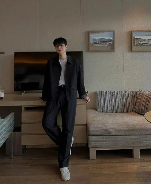 Outfit đi Đà Lạt - Blazer navy đi cùng áo thun trắng và quần đen