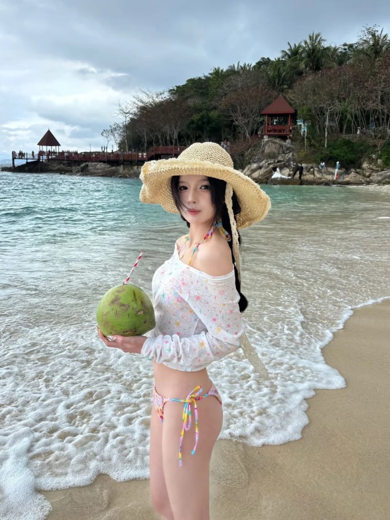 Bikini với áo khoác lưới tạo cảm giác phóng khoáng nhưng vẫn có lớp che vừa đủ