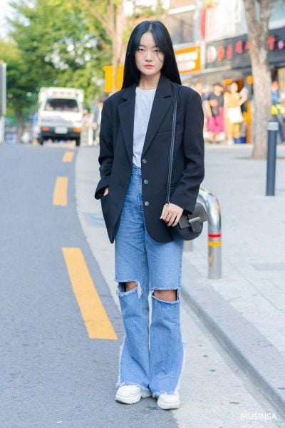 Giày trắng phối áo phông và blazer