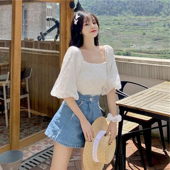 Áo kiểu cổ vuông cách điệu phần ngực