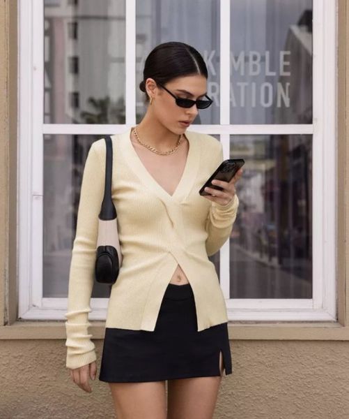 Mua áo len vạt chéo sành điệu mix cùng chân váy chữ A mini