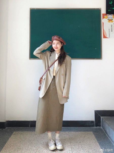 Áo blazer dài + Sneaker trắng