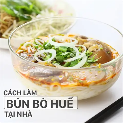 Mỡ ớt tạo màu đỏ cam đặc trưng cho nước dùng bún bò Huế