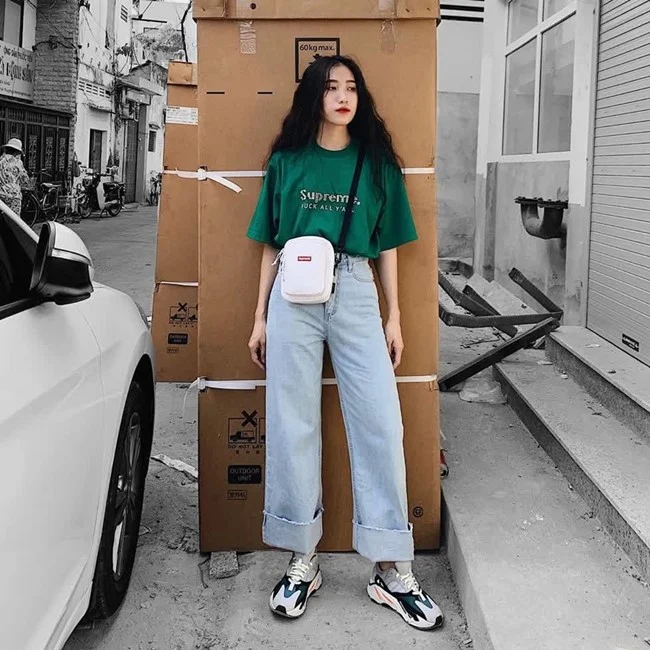 Phối quần jean ống rộng với áo thun, giày sneaker