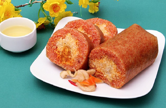 Bánh tét gấc nổi bật với màu đỏ cam tự nhiên