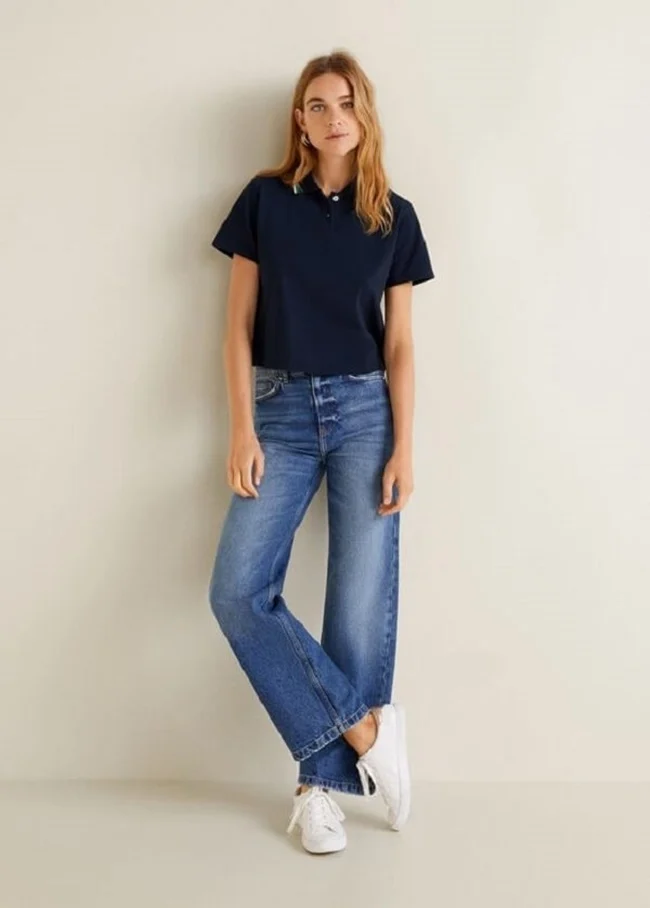 Phối quần jean ống rộng với áo polo