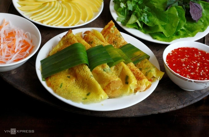 Bánh xèo được trình bày cùng rau sống