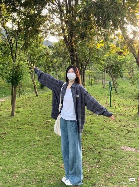 Outfit đi Đà Lạt - Sơ mi flannel đi cùng quần jeans ống đứng và giày da mềm