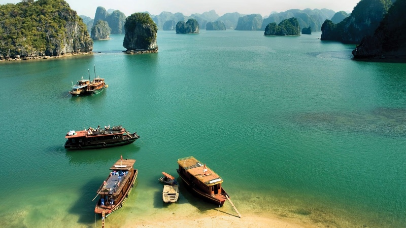 Khung cảnh vịnh Lan Hạ trong xanh vào những ngày nắng đẹp
