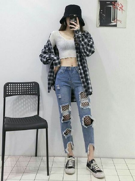 Phối quần jean rách cùng tất lưới bên trong