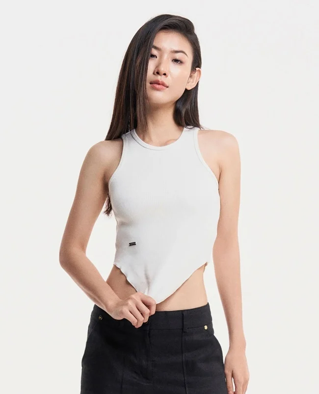 Phối quần jean ống rộng với áo sát nách/ba lỗ