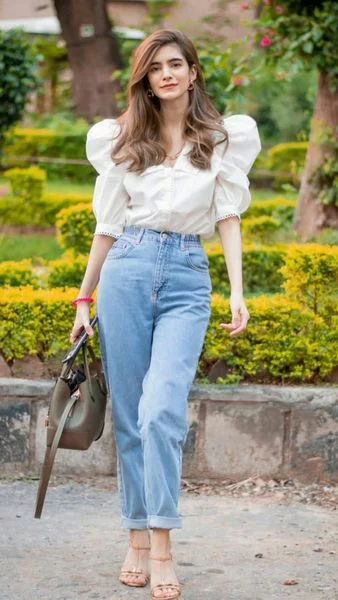 Áo kiểu tay bồng kết hợp cùng quần jean cạp cao giúp vóc dáng thon gọn