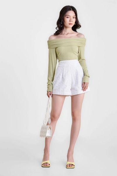 Áo trễ vai, chân váy midi và croptop cho phong cách đi biển nổi bật
