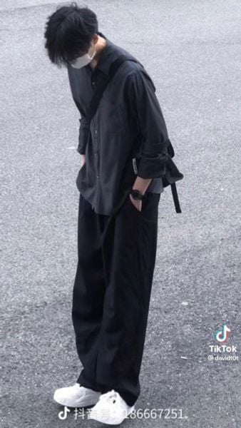 Boy phố với All black tone-sur-tone