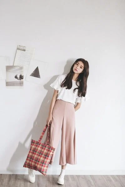 Quần culottes ống rộng kết hợp áo sơ mi tạo ra tỷ lệ cơ thể 1/3 chuẩn mực