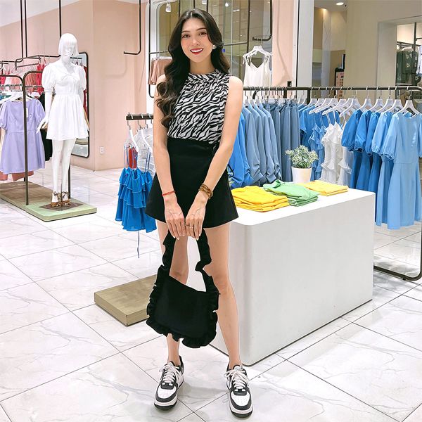 Cách phối sneaker với váy và đầm