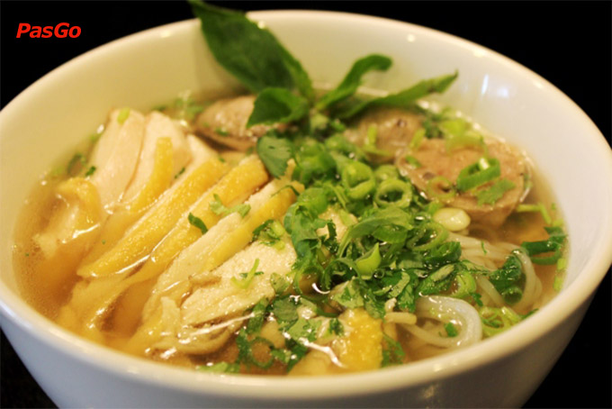 Nồi nước dùng phở gà đang ninh lửa nhỏ