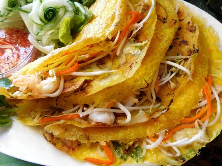 Bánh xèo miền Trung vàng ruộm trên chảo nhỏ