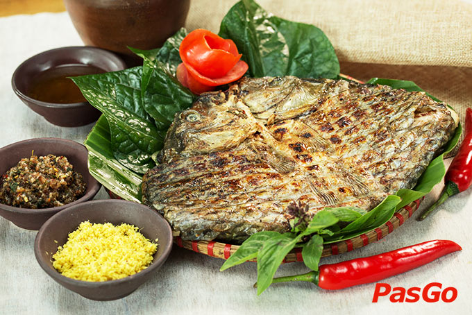 Gà đen H'mong nướng nguyên con tỏa hương thơm nức mũi