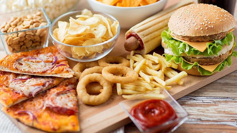 Tránh xa đồ ăn nhanh và nước ngọt có ga để bảo vệ sức khỏe tối ưu