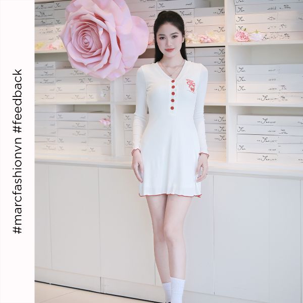 Đầm mini thun tay dài cổ V đính hàng nút