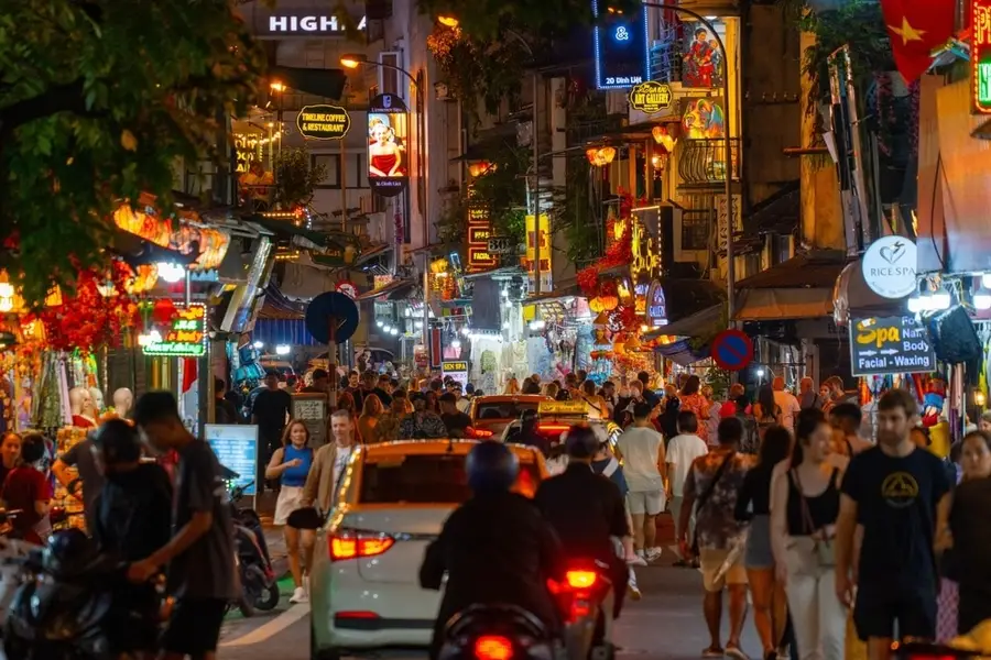 Phố Tạ Hiện là địa điểm vui chơi gần Hà Nội thu hút nhiều du khách nước ngoài