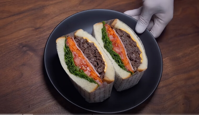Bánh mì kẹp thịt bữa sáng