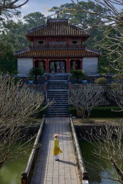 Trang phục tham quan lăng tẩm chùa chiền ở Huế