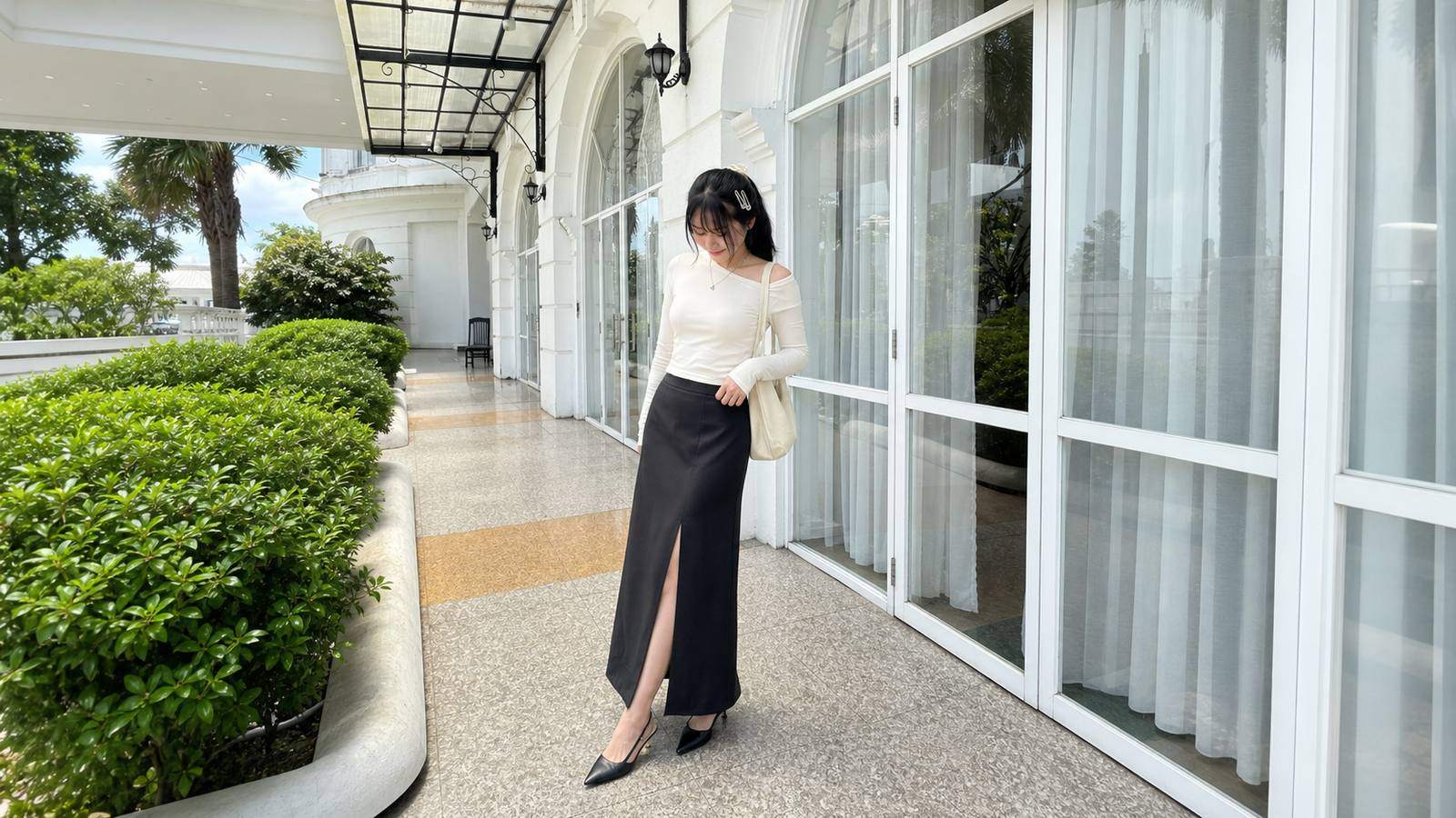 Chân váy đen dài xẻ tà