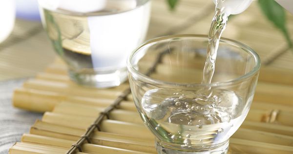 Sử dụng giấm ăn để xử lý nách áo bị vàng