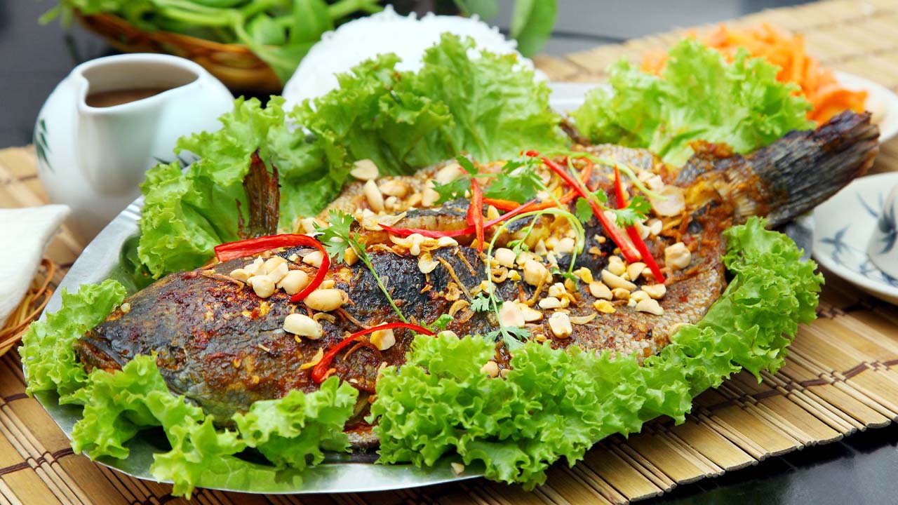Lẩu cua đồng và cá lóc nướng trui là hai món đặc sản quen thuộc ở miền Tây