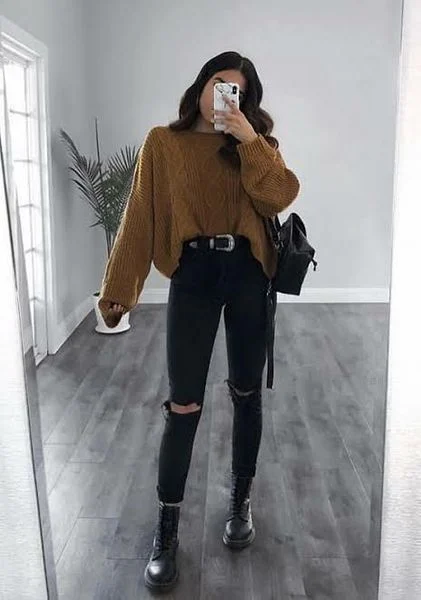 Áo sweater phối cùng quần jean rách gối mang lại vẻ ngoài bụi bặm, cá tính