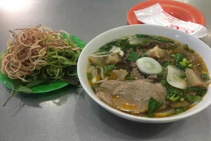 Bún bò Huế Cống Quỳnh đông khách