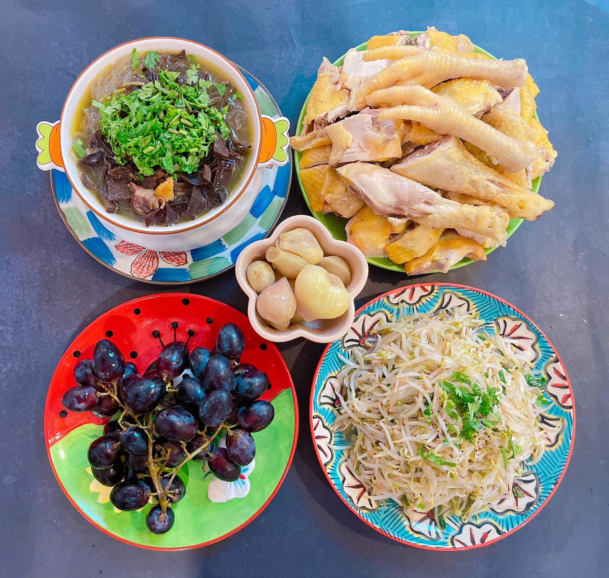 Mâm cơm gia đình ngon với sự kết hợp rau, đạm và canh hài hòa