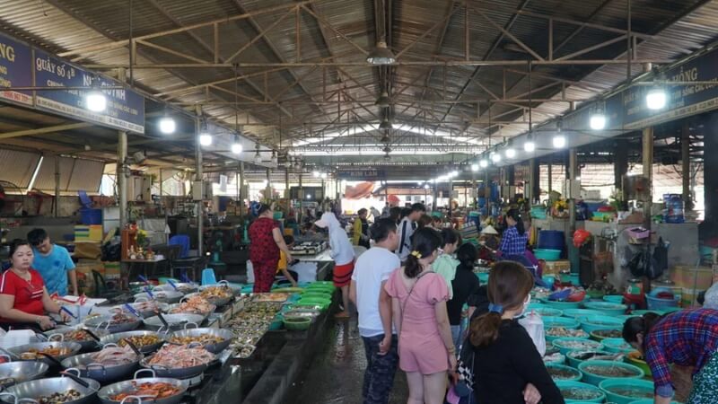 Chợ Hàng Dương nhộn nhịp buổi sáng