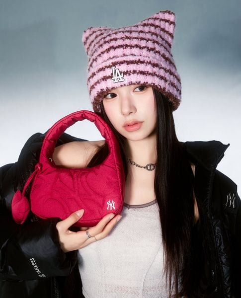 Túi xách nằm ở vị trí thu hút sự chú ý nhất trên outfit