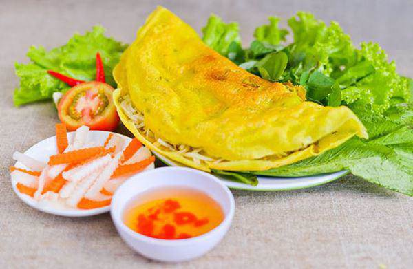 Bánh xèo chay với rau củ và nấm tươi