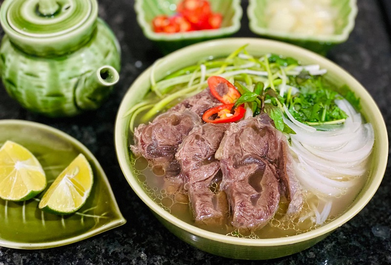 Phở Việt Nam với nước dùng trong và thịt bò thái mỏng