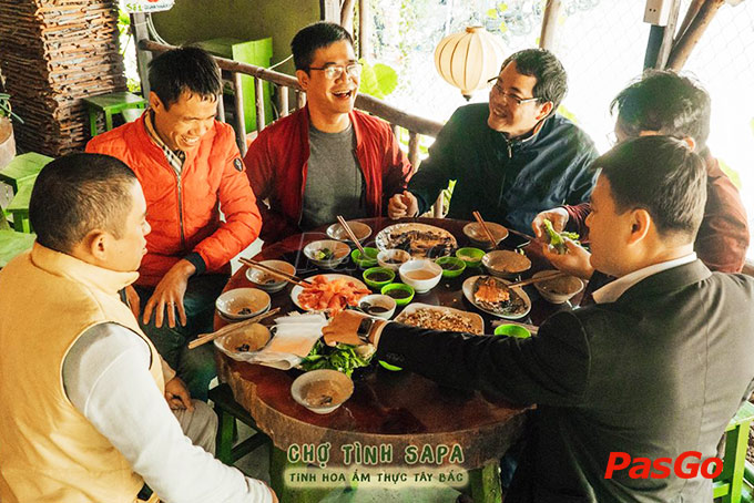 Khu vực bàn tiệc rộng rãi phù hợp để hội họp bạn bè tri kỷ